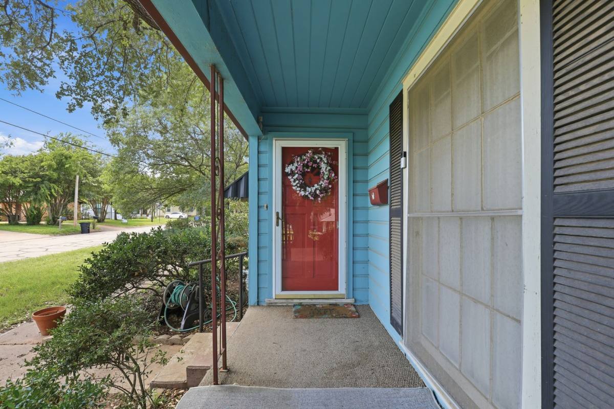 House for rent at 902 W Bridge St, Granbury, TX 76048
