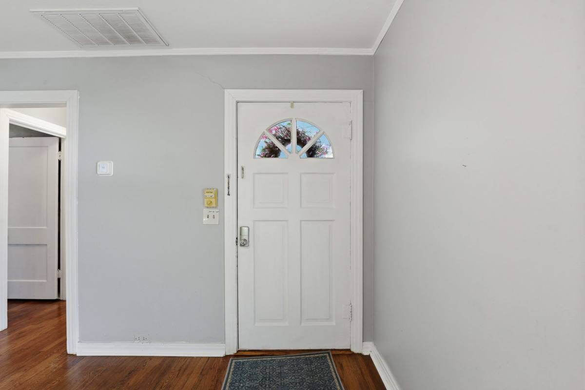 House for rent at 902 W Bridge St, Granbury, TX 76048