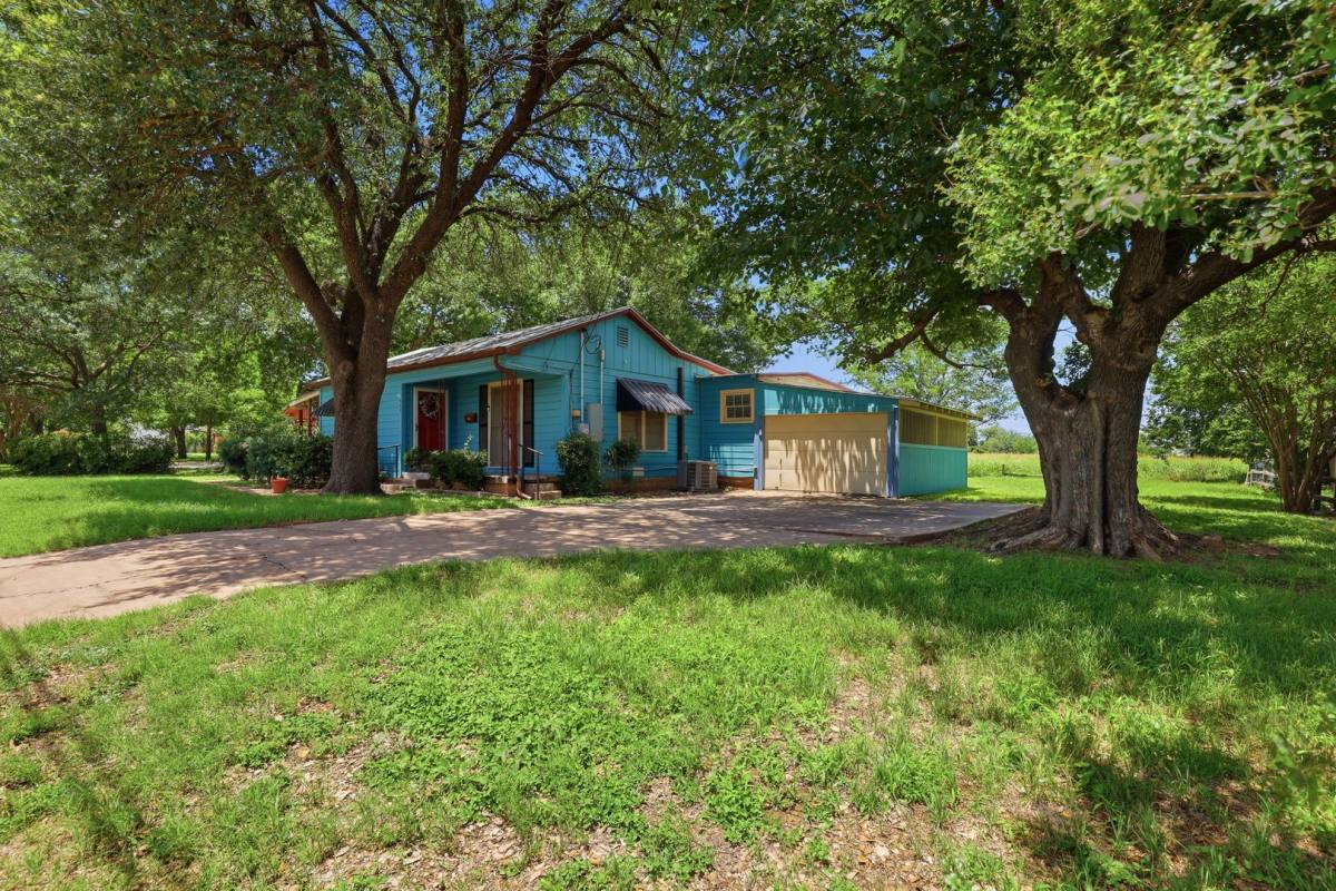 House for rent at 902 W Bridge St, Granbury, TX 76048