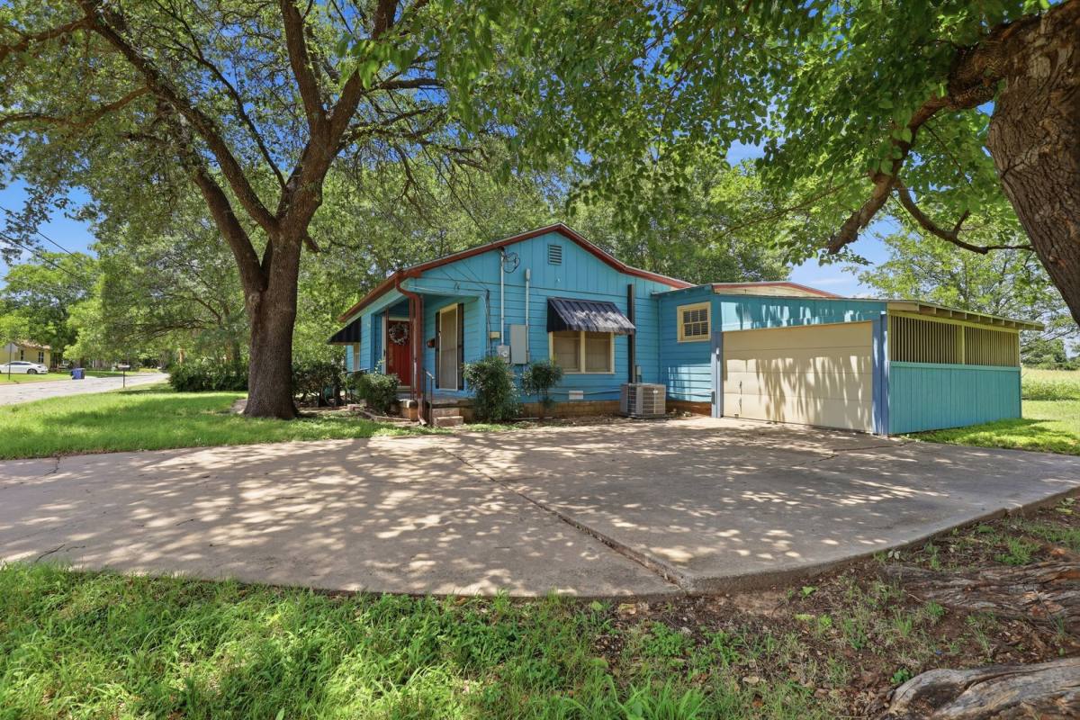 House for rent at 902 W Bridge St, Granbury, TX 76048