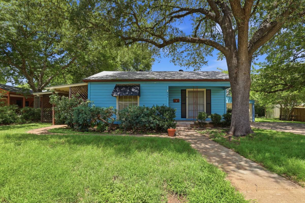 House for rent at 902 W Bridge St, Granbury, TX 76048