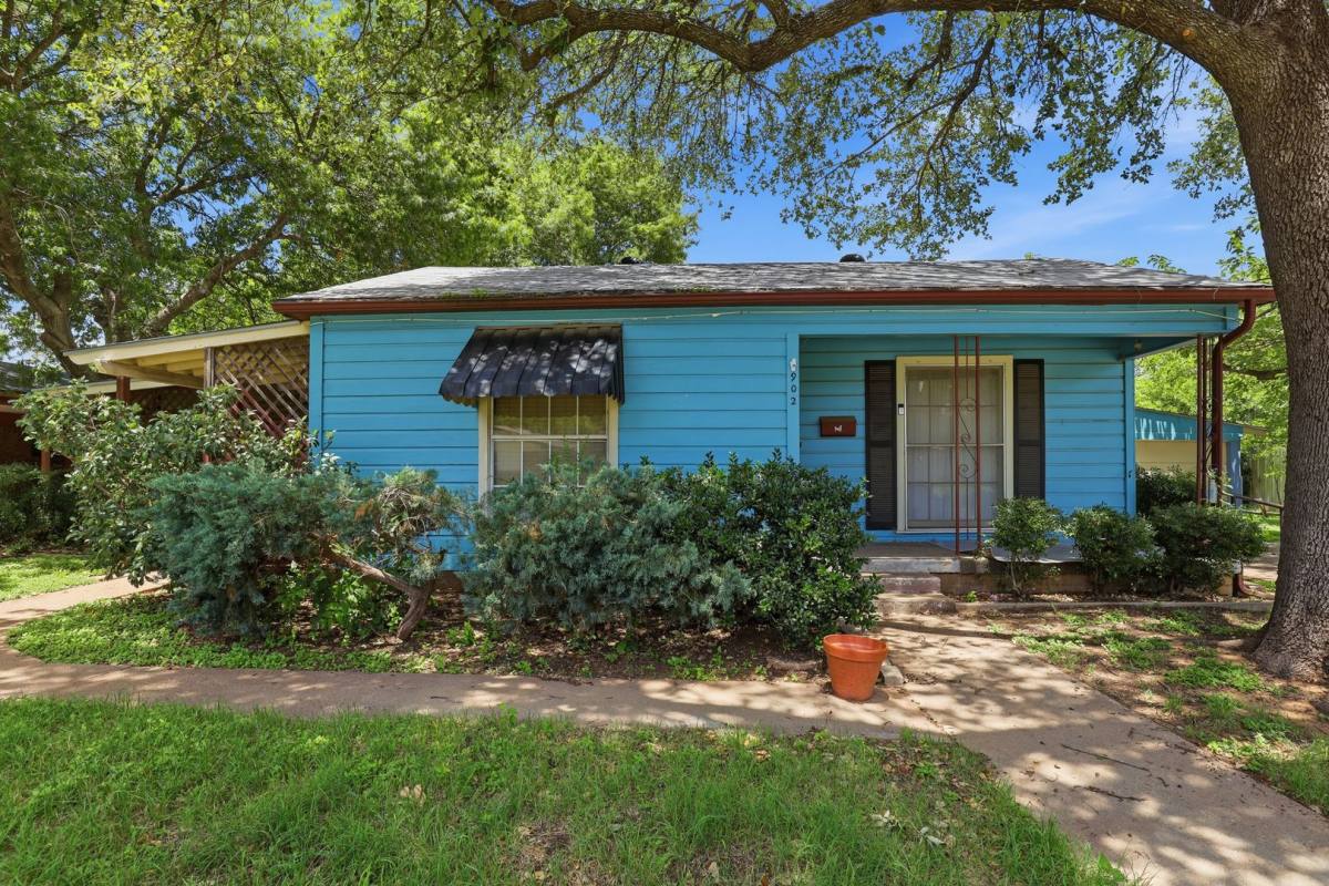House for rent at 902 W Bridge St, Granbury, TX 76048