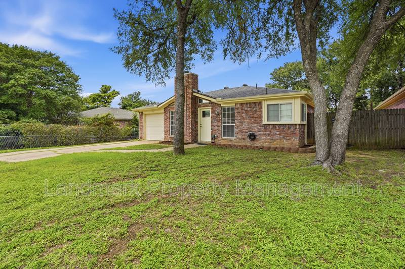 House for rent at 1122 Hidden Creek Dr, Mansfield, TX 76063
