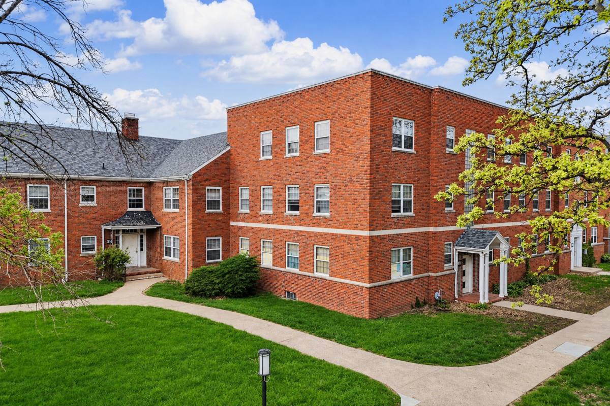 Apartment for rent at Windsor Terrace, 3333 Grand Ave, Des Moines, IA 50312