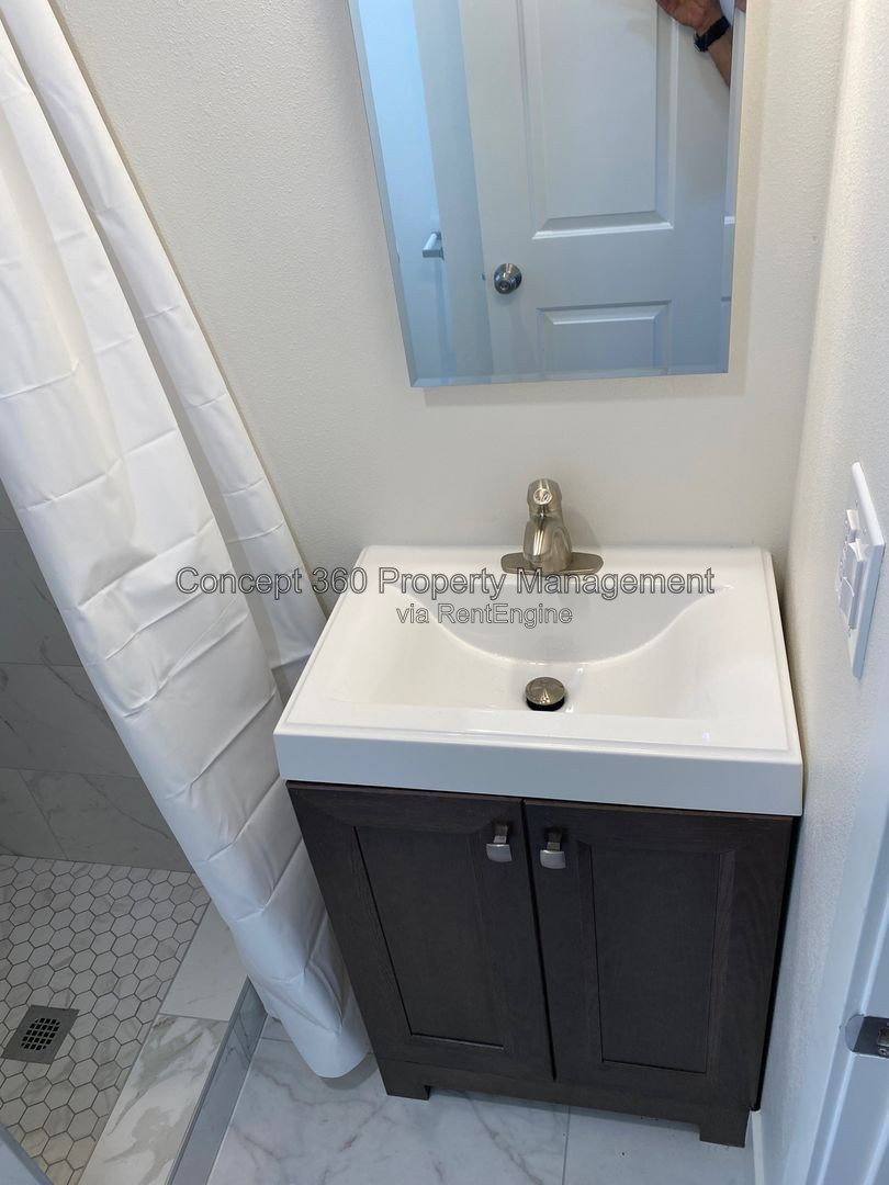 Apartment for rent at 4154 N Business St #5, Long Beach, CA 90807