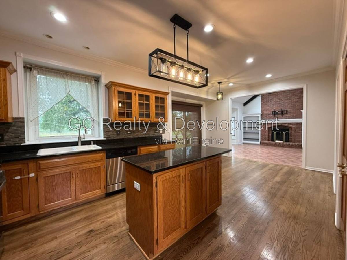 House for rent at 882 Clarendon Lane, Aurora, IL 60504