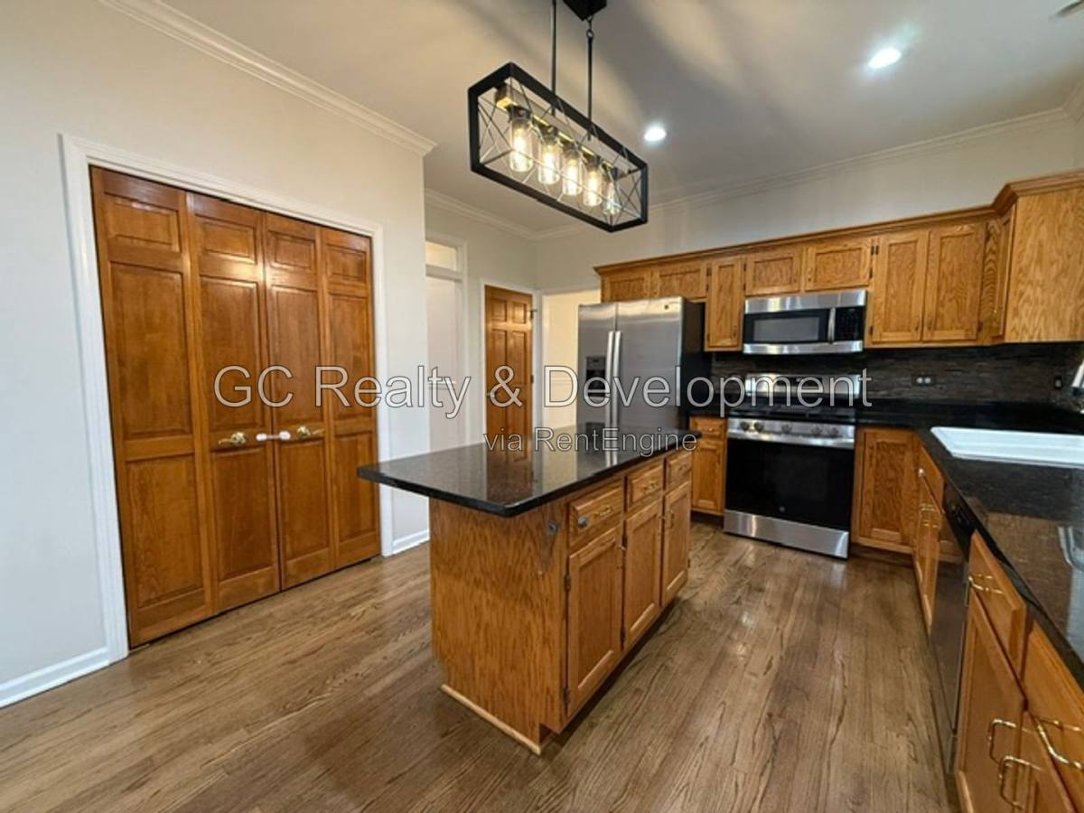 House for rent at 882 Clarendon Lane, Aurora, IL 60504