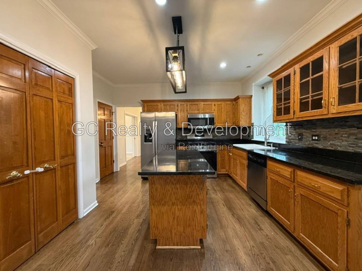 House for rent at 882 Clarendon Lane, Aurora, IL 60504
