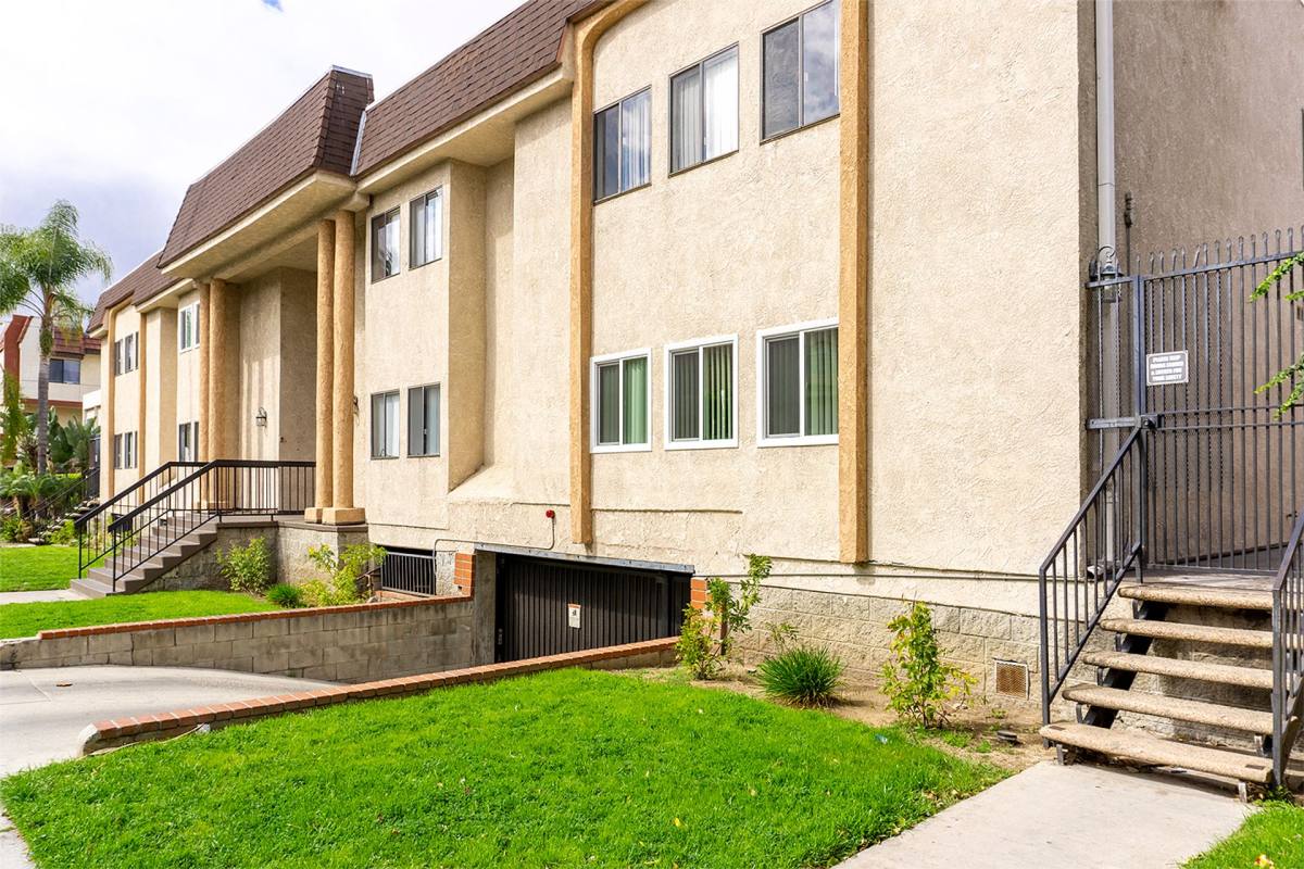 Apartment for rent at 321 N Cedar St, Glendale, CA 91206