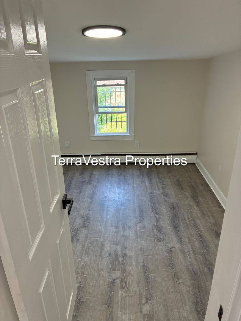 Apartment for rent at 216 E Broadway, Salem, NJ 08079