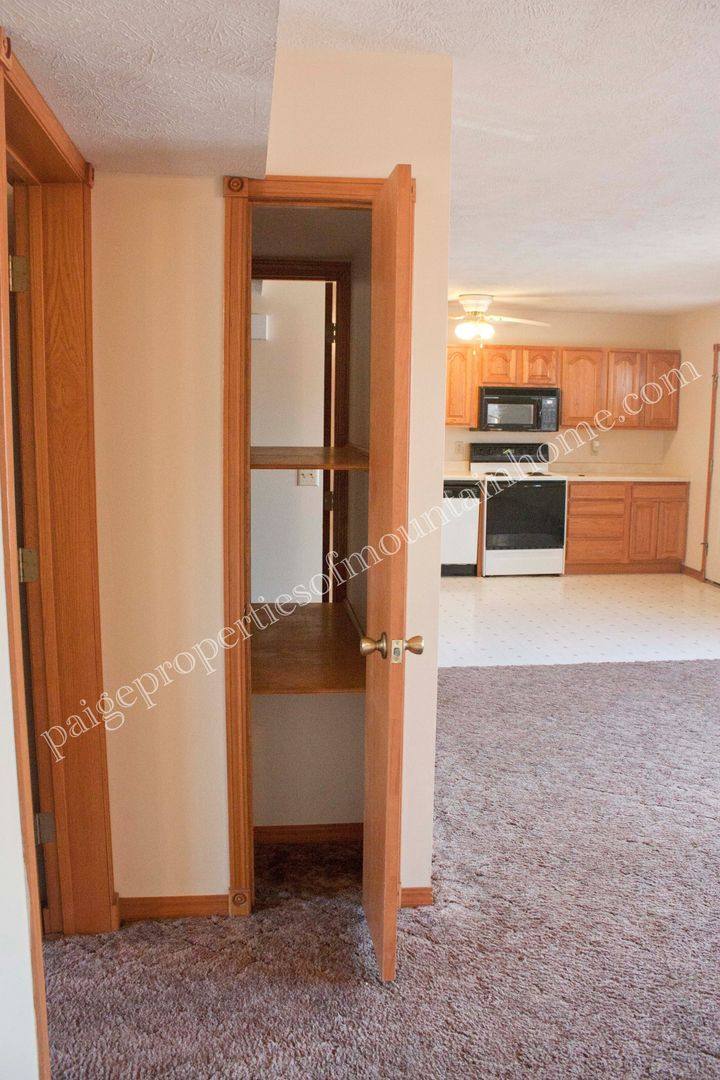 Apartment for rent at 101 W 10th St, Mountain Home, AR 72653