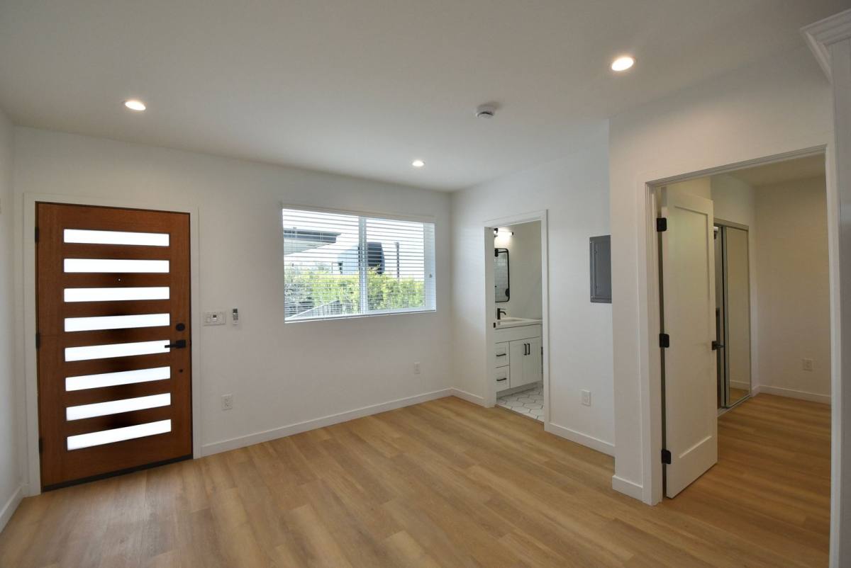 Apartment for rent at 2683 34th St, Santa Monica, CA 90405
