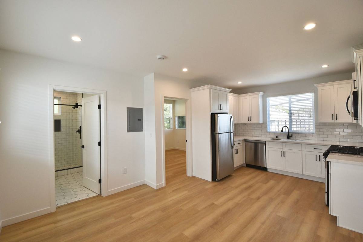Apartment for rent at 2683 34th St, Santa Monica, CA 90405