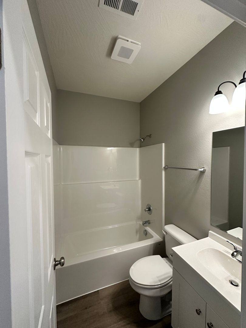 Apartment for rent at 586-584 N Airport Rd, Strafford, MO 65757