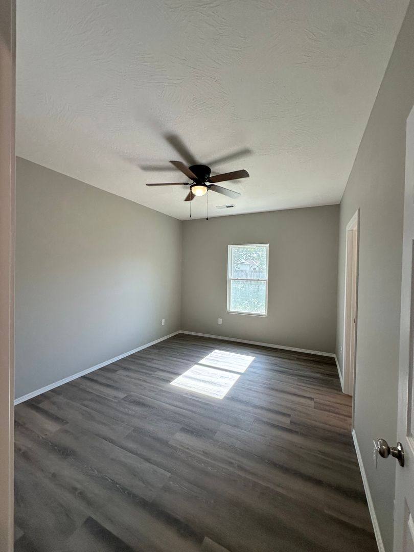 Apartment for rent at 586-584 N Airport Rd, Strafford, MO 65757