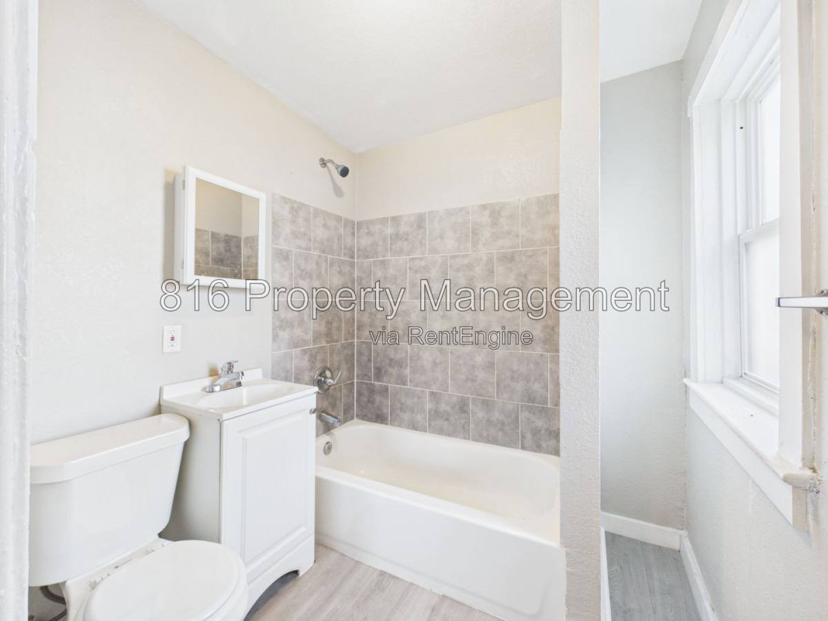 Apartment for rent at 2702 Peery Ave #2E, Kansas City, MO 64127