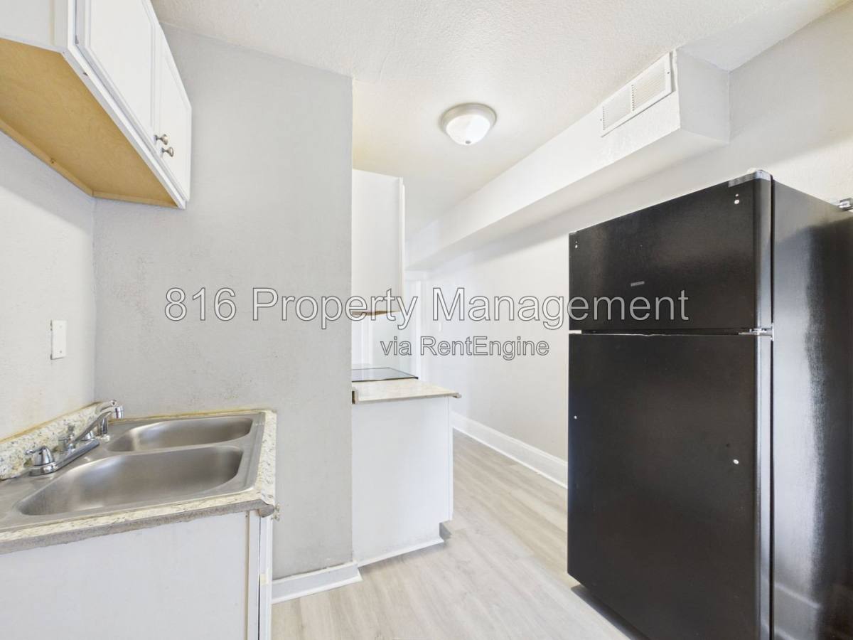 Apartment for rent at 2702 Peery Ave #2E, Kansas City, MO 64127