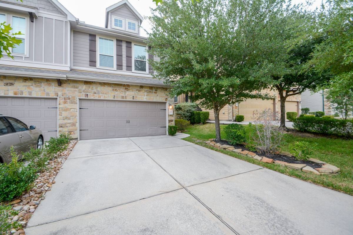 Townhouse for rent at 22 Cheswood Manor Dr, Spring, TX 77382