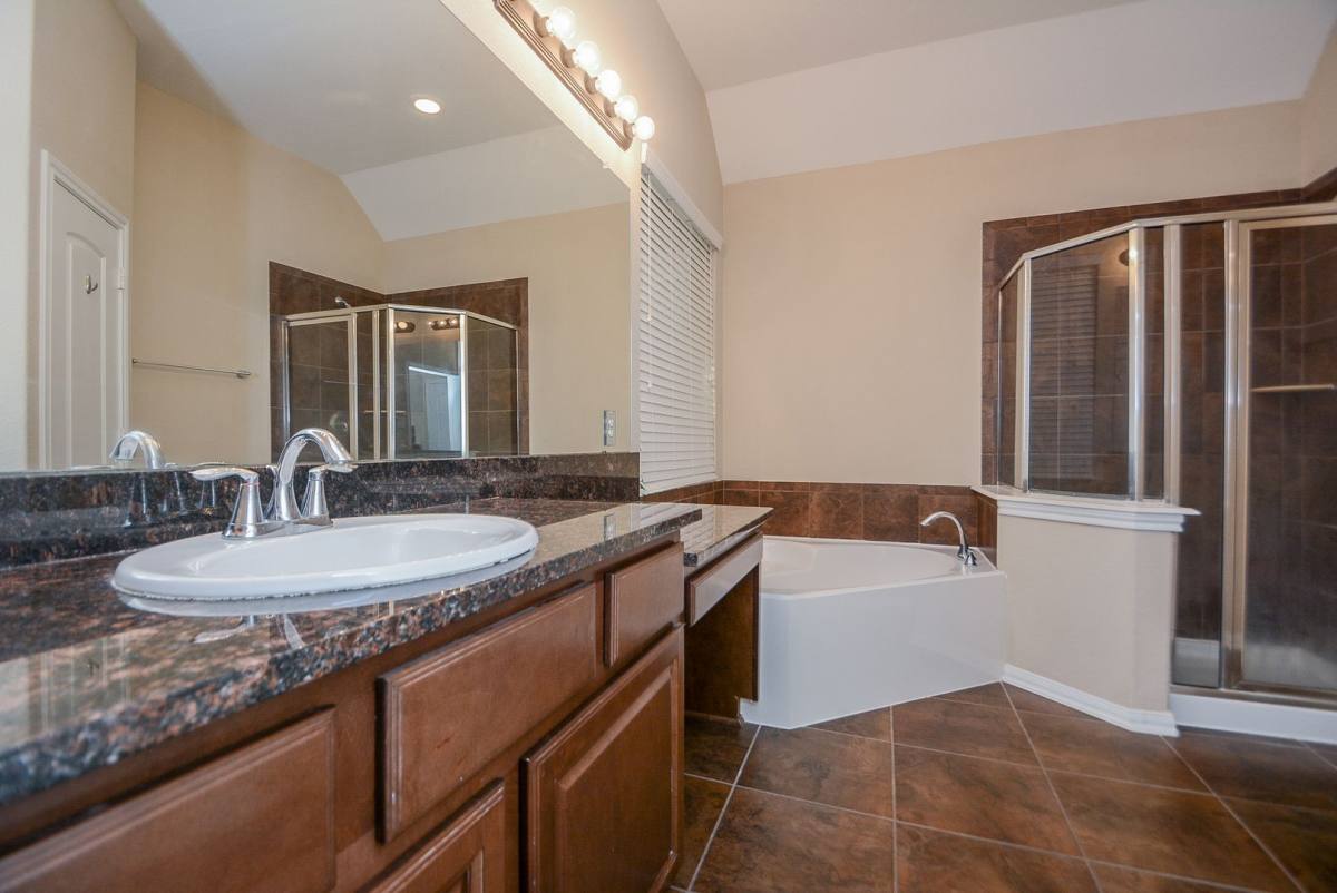 Townhouse for rent at 22 Cheswood Manor Dr, Spring, TX 77382