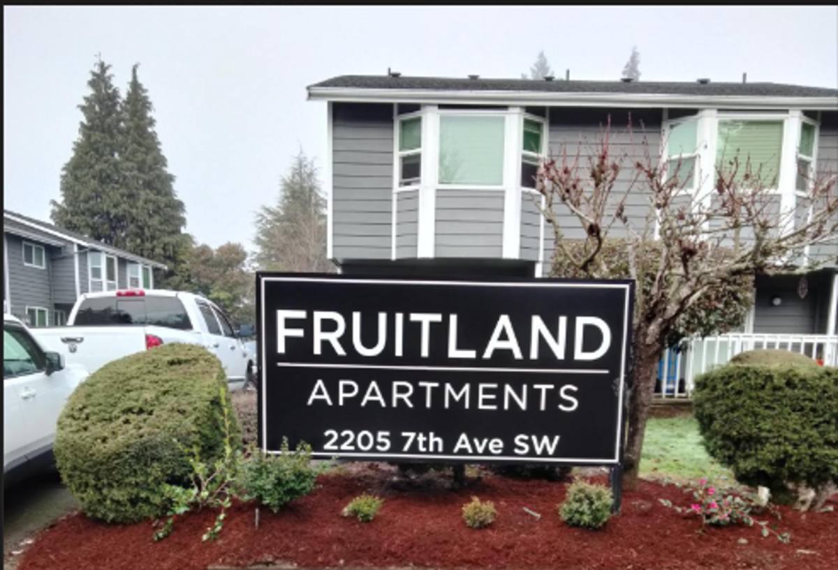 Townhouse for rent at 2205 7th Ave SW, Puyallup, WA 98371