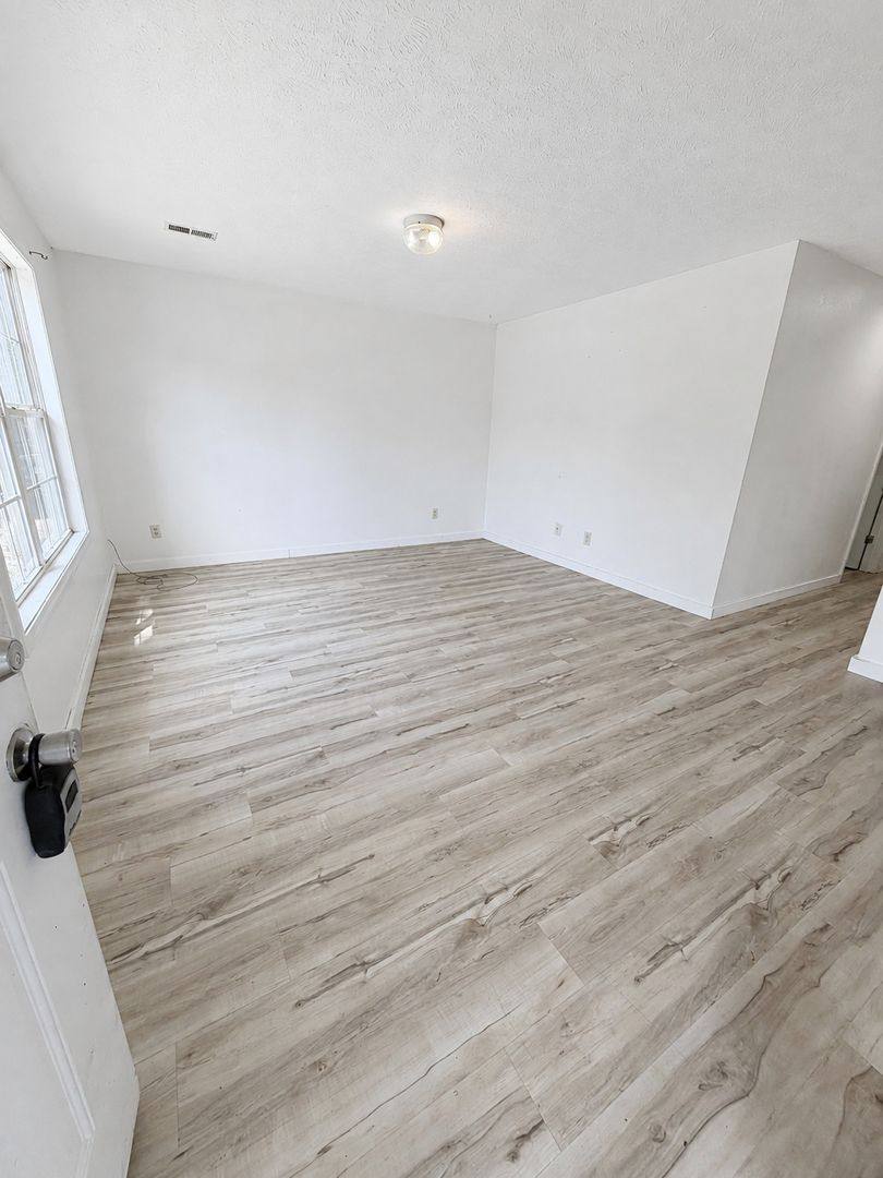House for rent at 4031 White Oak Rd, Rockaway Beach, MO 65740