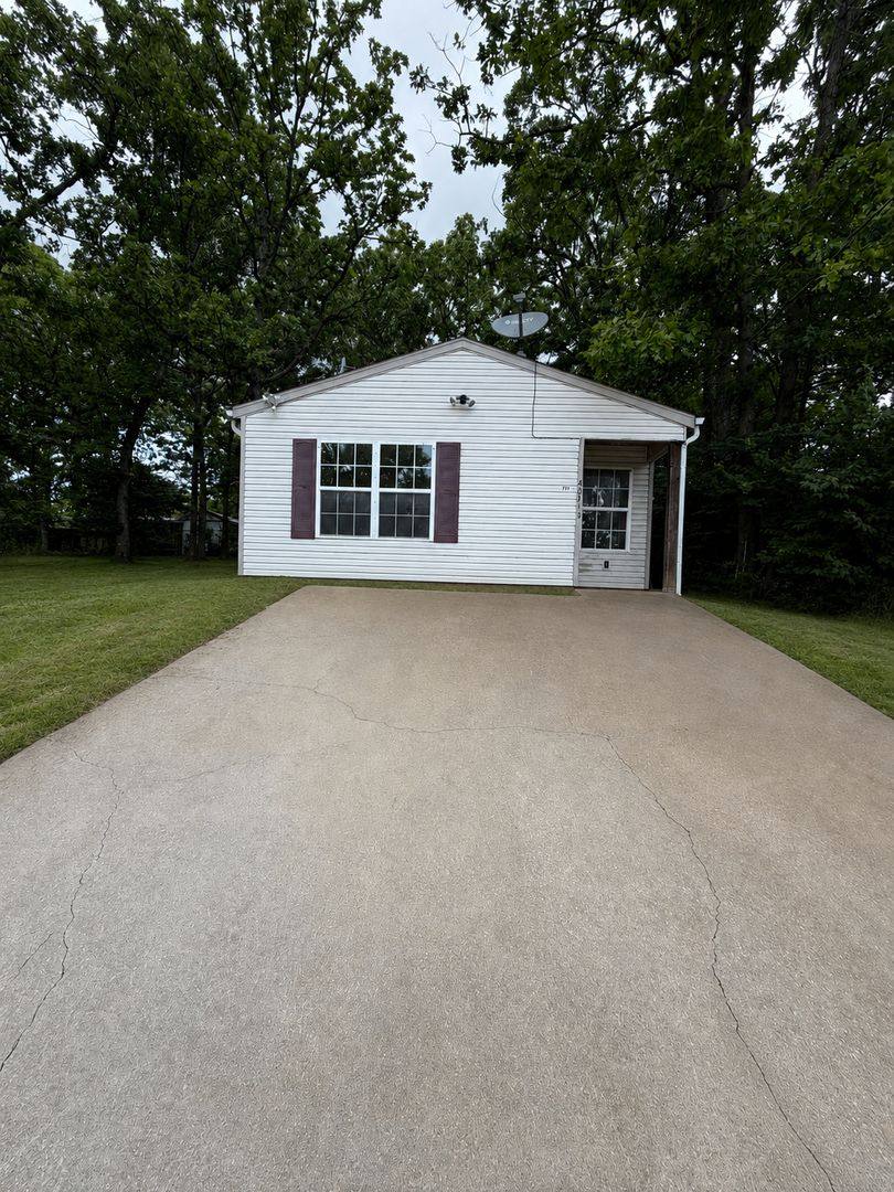 House for rent at 4031 White Oak Rd, Rockaway Beach, MO 65740