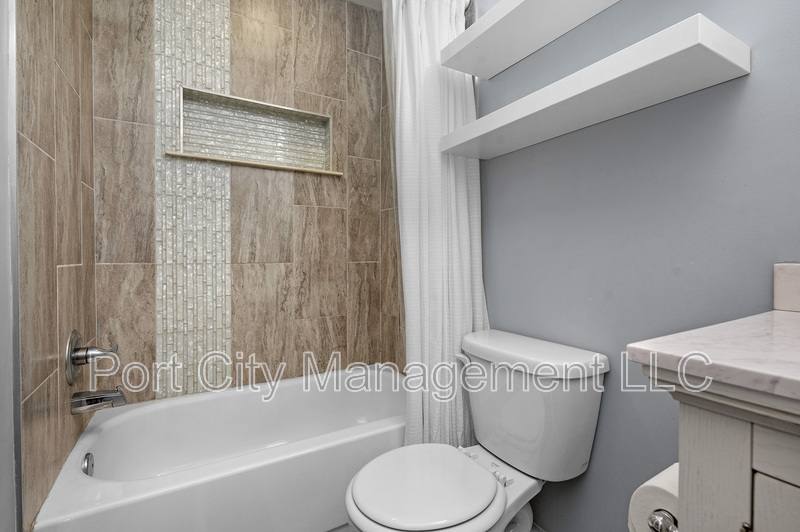 Townhouse for rent at 14 N Streeper St, Baltimore, MD 21224