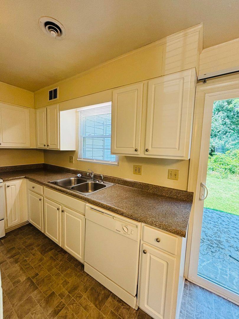 Townhouse for rent at 353 New Kent Rd, Blacksburg, VA 24060