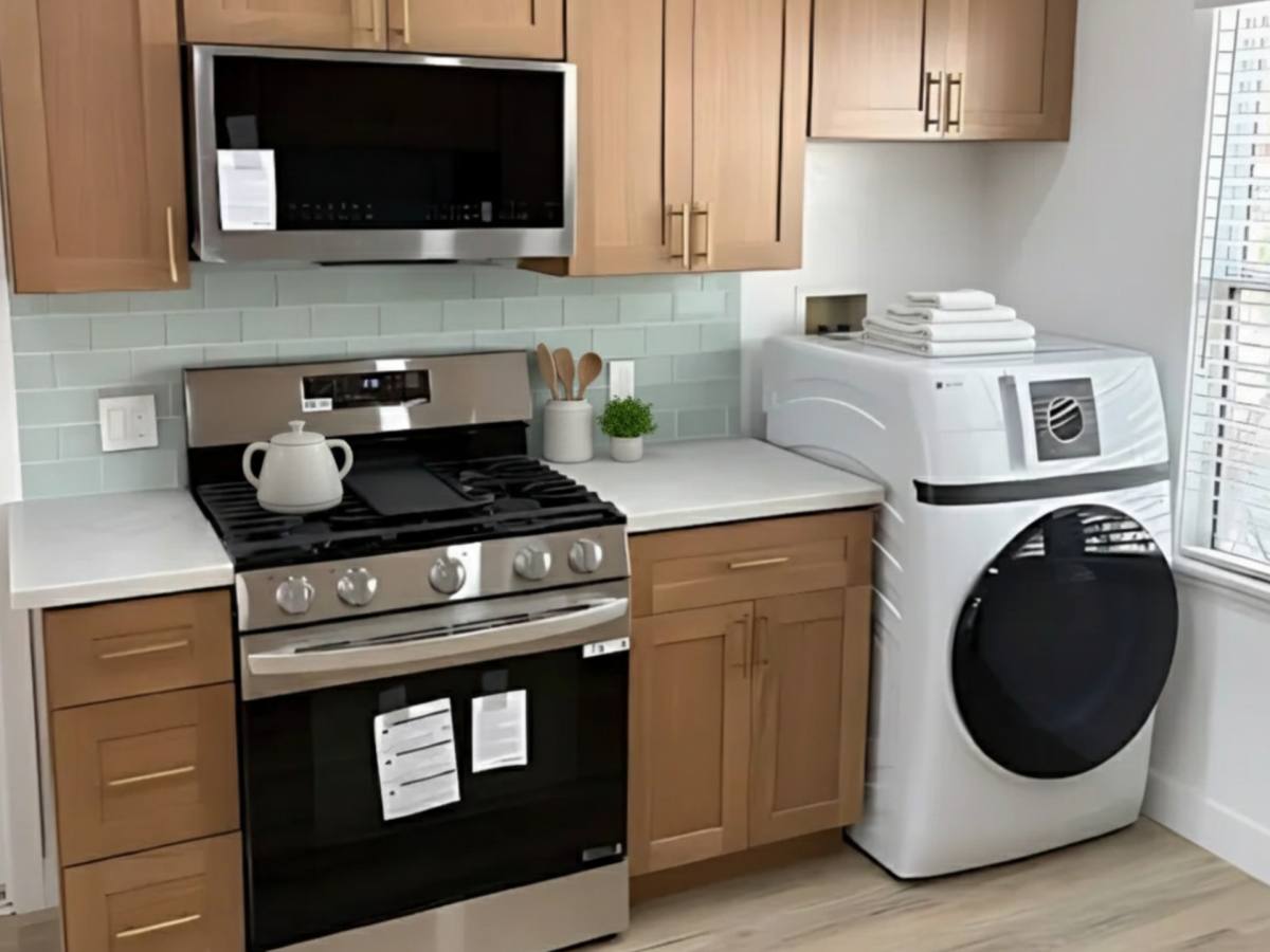 Apartment for rent at 1802 Ocean Park Blvd, Santa Monica, CA 90405