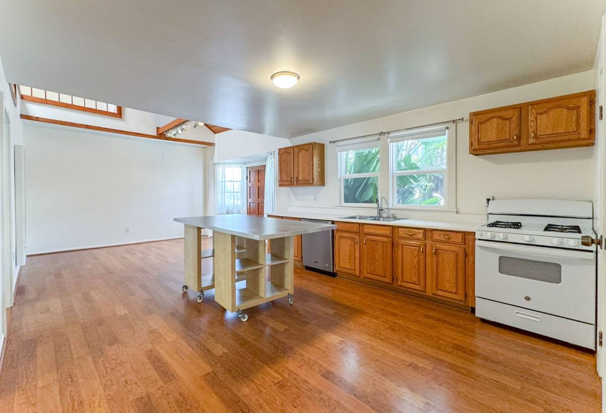Apartment for rent at 2713 3rd St E, Santa Monica, CA 90405