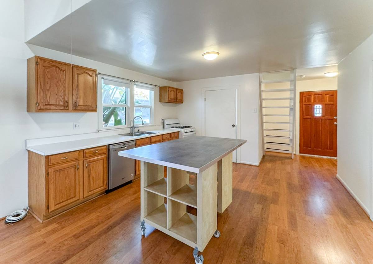 Apartment for rent at 2713 3rd St E, Santa Monica, CA 90405