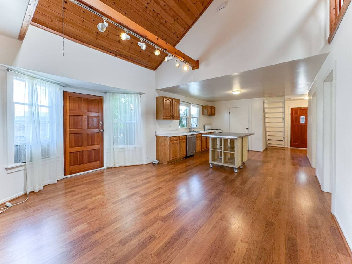 Apartment for rent at 2713 3rd St E, Santa Monica, CA 90405