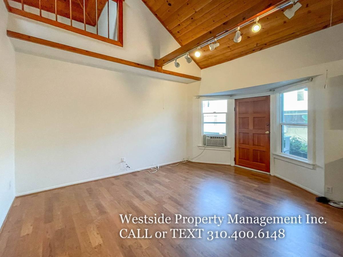 Apartment for rent at 2713 3rd St E, Santa Monica, CA 90405