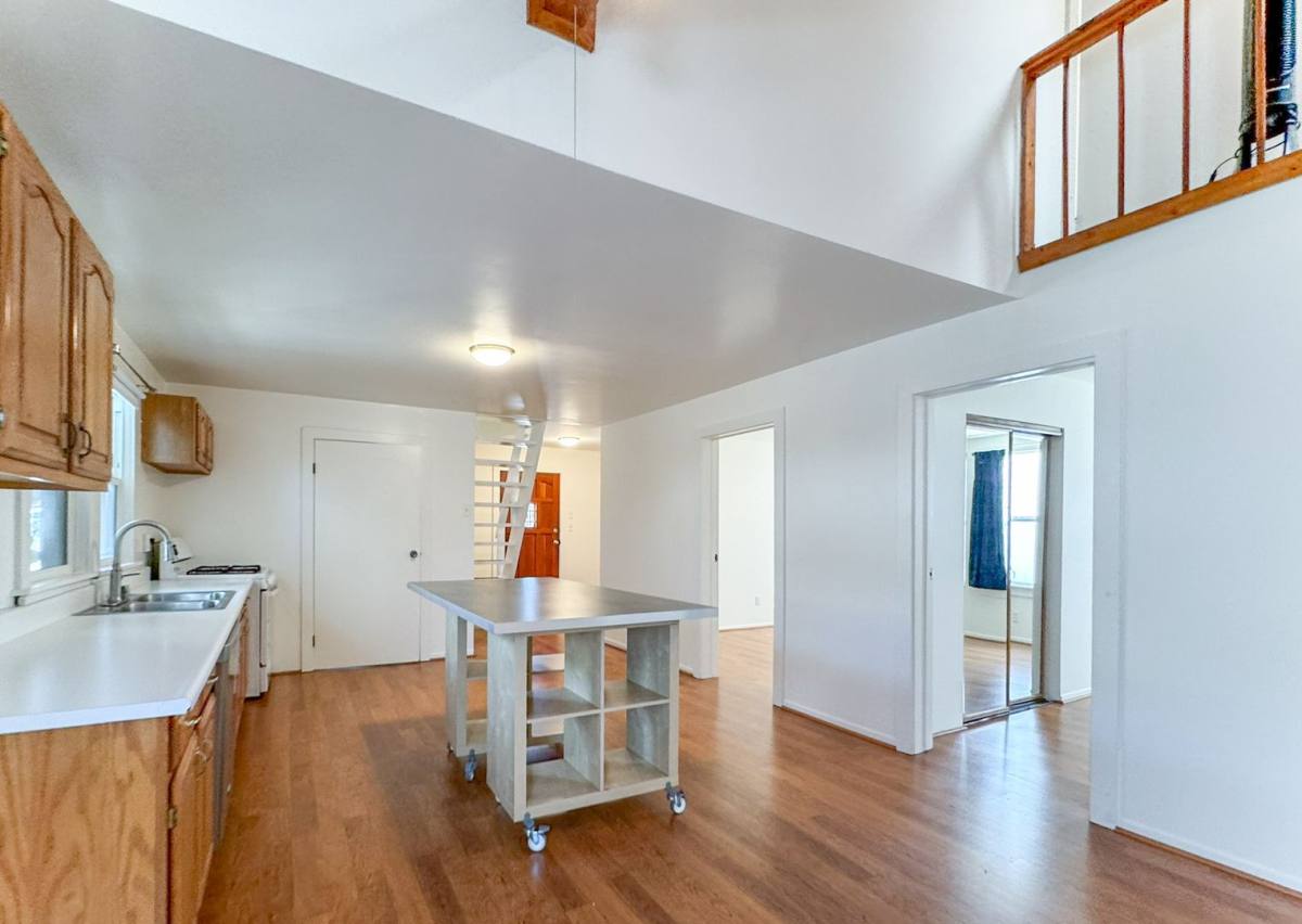 Apartment for rent at 2713 3rd St E, Santa Monica, CA 90405