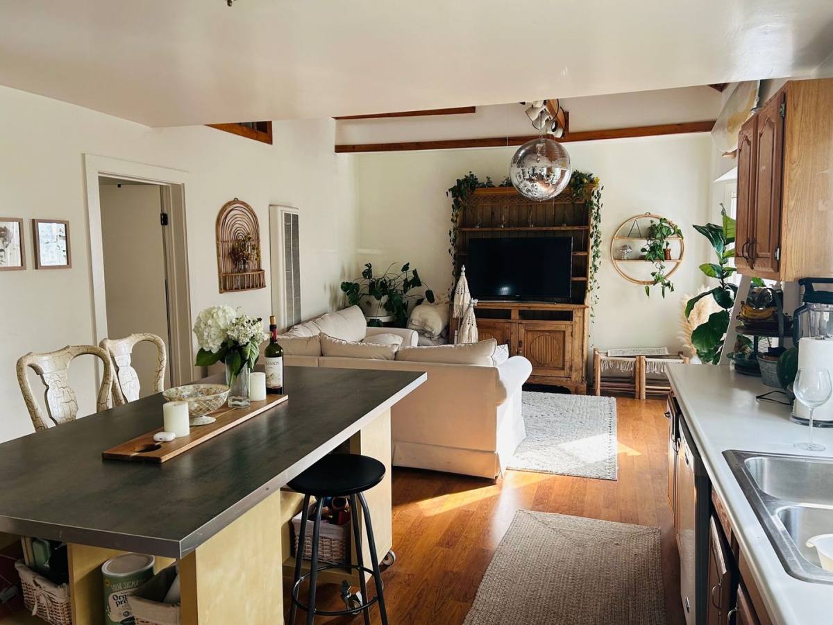 Apartment for rent at 2713 3rd St E, Santa Monica, CA 90405
