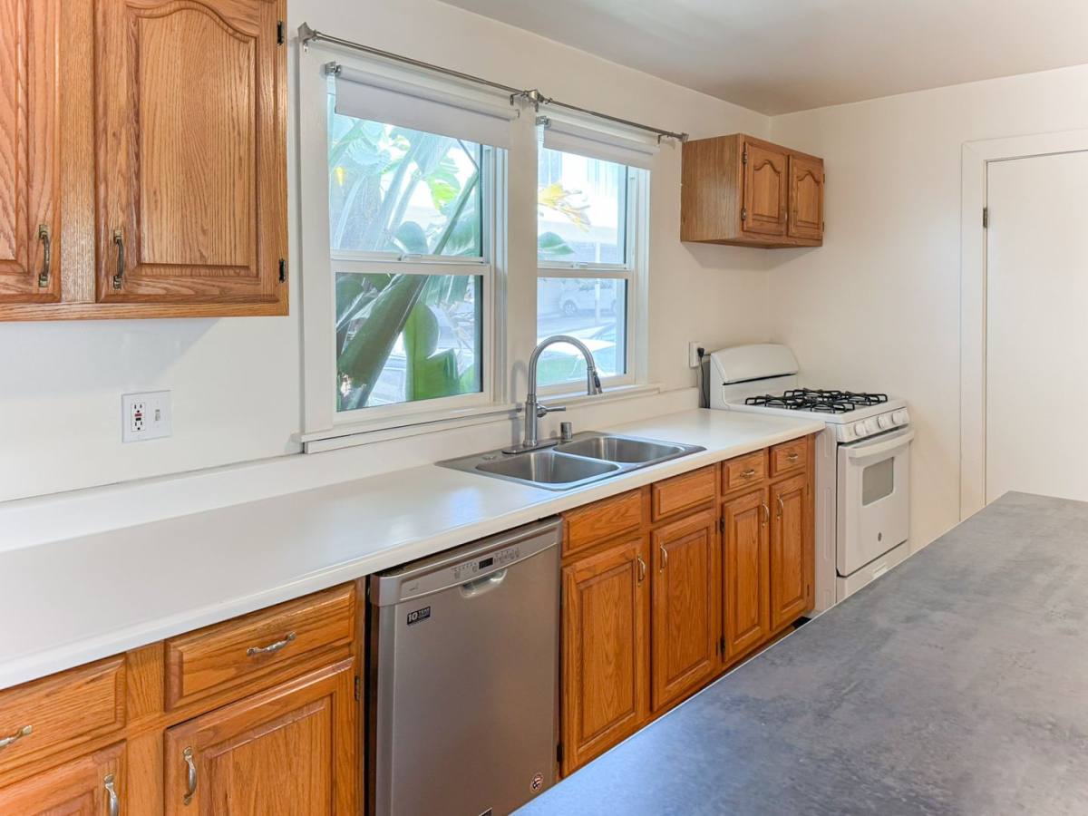 Apartment for rent at 2713 3rd St E, Santa Monica, CA 90405