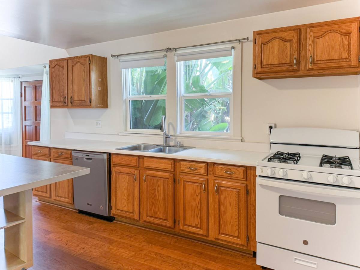 Apartment for rent at 2713 3rd St E, Santa Monica, CA 90405