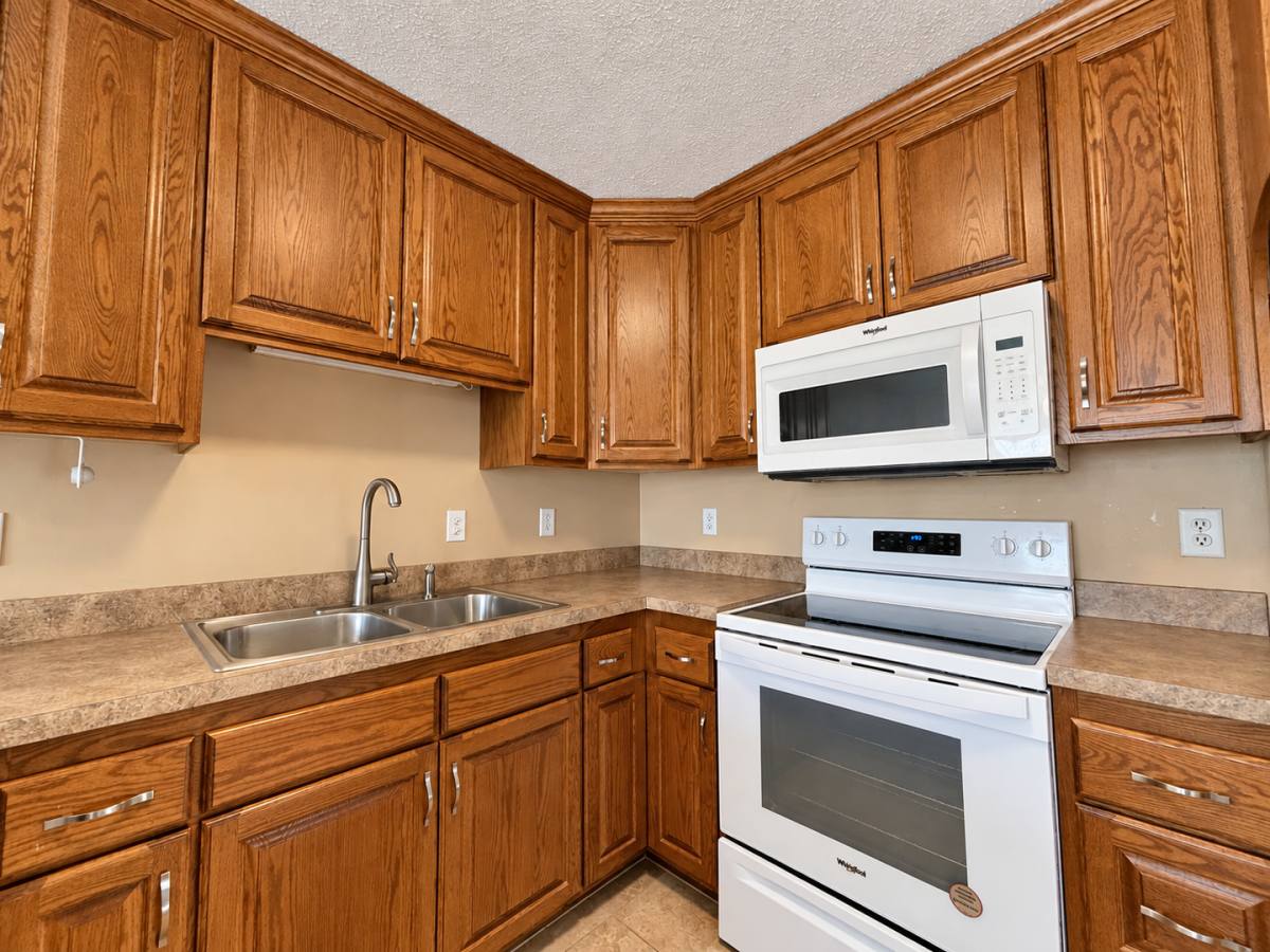 4285 Evergreen Dr, St. Paul, MN 55127 - Townhouse for Rent - Image 2