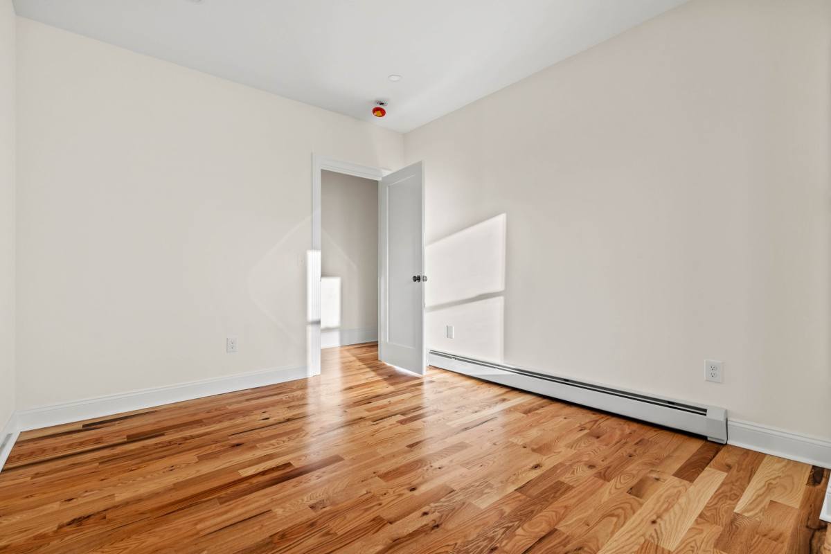 Apartment for rent at 84 Maple Ave Bl W, New London, CT 06320