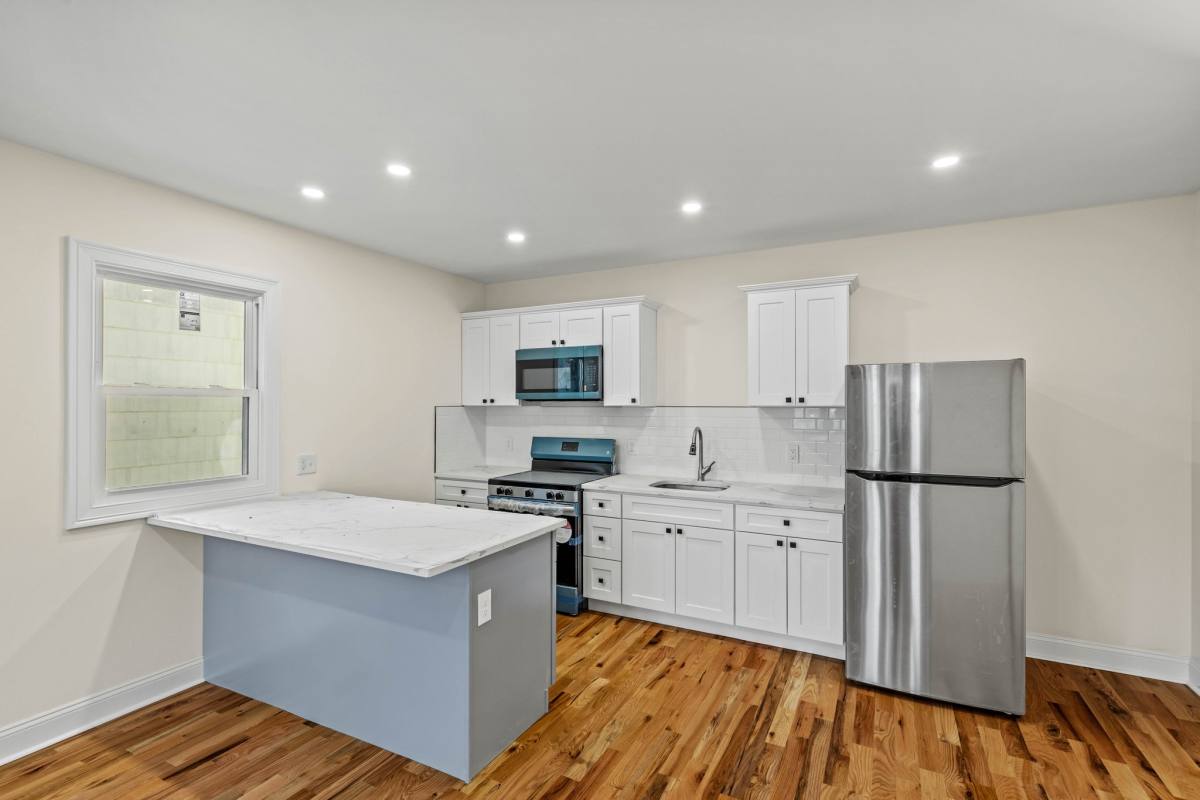 Apartment for rent at 84 Maple Ave Bl W, New London, CT 06320