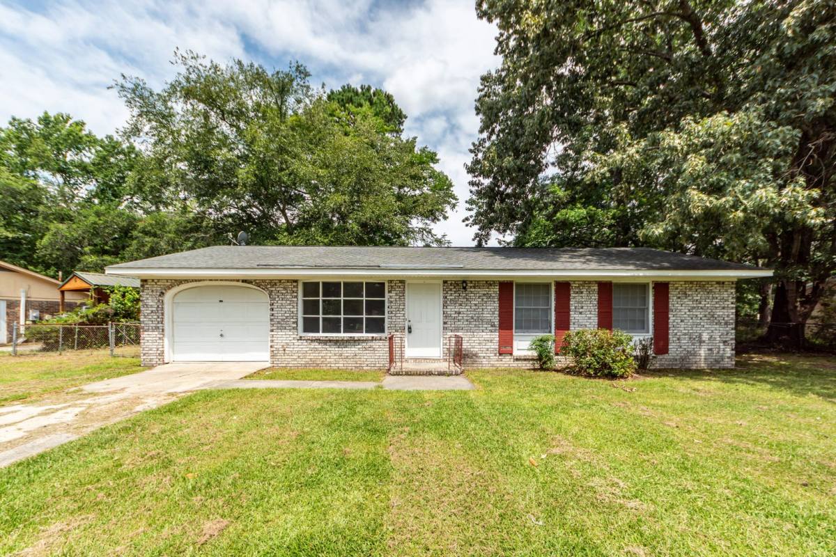 House for rent at 107 Greenhurst Ave, Summerville, SC 29485
