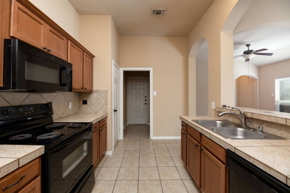 Apartment for rent at 1405 Piedmont Dr, Mansfield, TX 76063