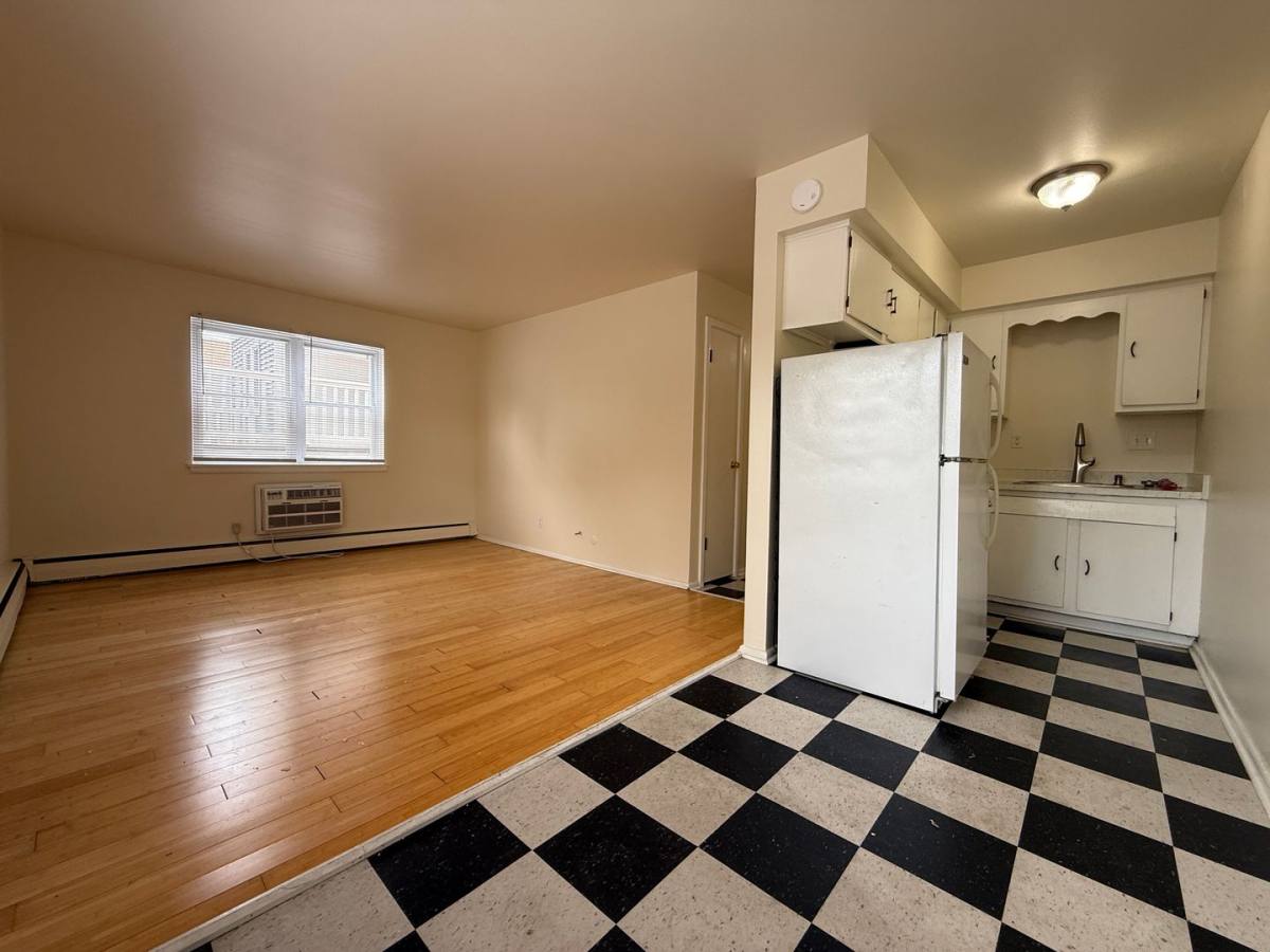 1004 E Pleasant St, Milwaukee, WI 53202 - Apartment for Rent - Image 2
