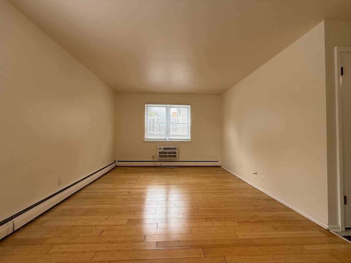 1004 E Pleasant St, Milwaukee, WI 53202 - Apartment for Rent - Image 5