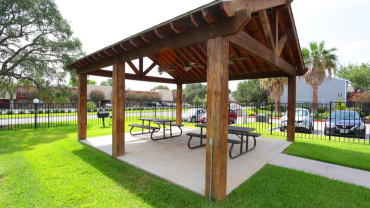 Apartment for rent at 420 Garland Dr, Lake Jackson, TX 77566