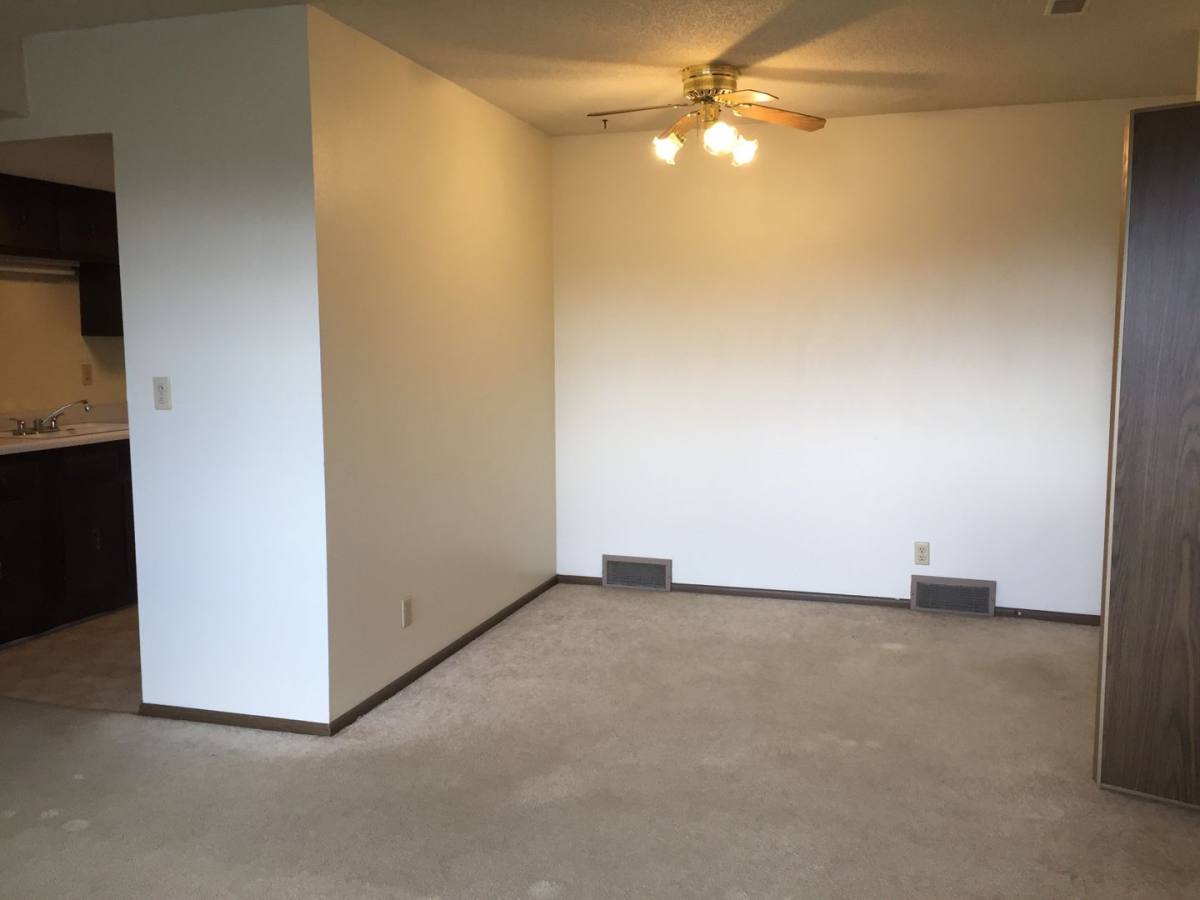 Apartment for rent at 1127-1137 Ravenwood Rd, Waterloo, IA 50702