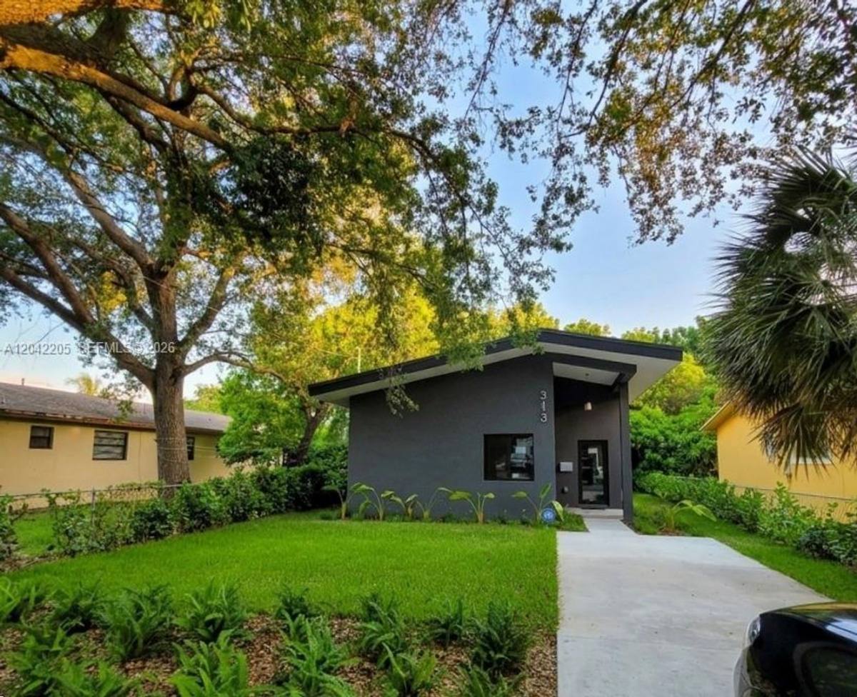 House for rent at 313 NE 169th St, Miami, FL 33162