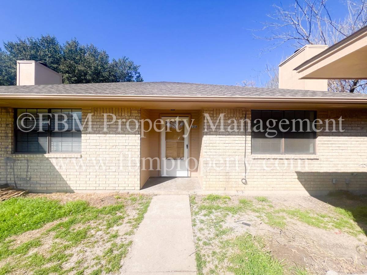 Apartment for rent at 221 Highland Ave, Waxahachie, TX 75165