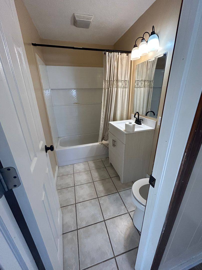 Apartment for rent at 1009 W Broadway, Bolivar, MO 65613
