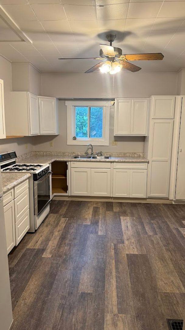 Townhouse for rent at 1012 Mount Jackson St, New Castle, PA 16102